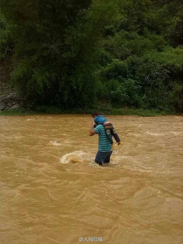 云南一小學老師常背學生過河上學 云南一小學老師常背學生過河上學