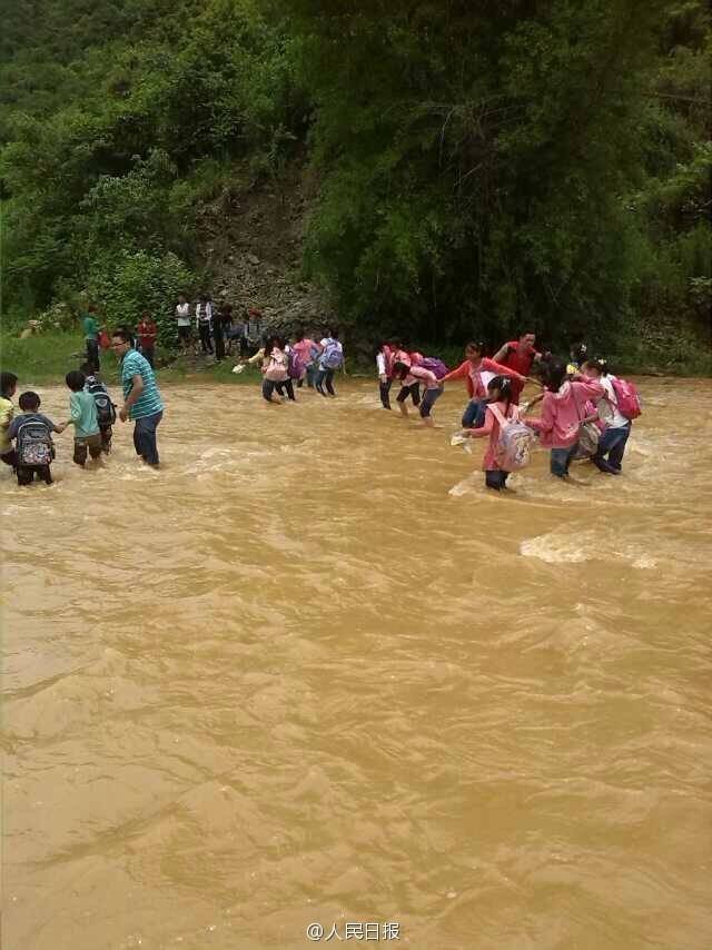 云南一小學老師常背學生過河上學 云南一小學老師常背學生過河上學