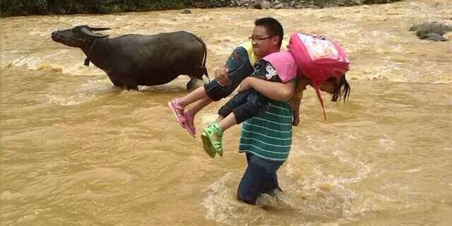 云南一小學老師常背學生過河上學 云南一小學老師常背學生過河上學