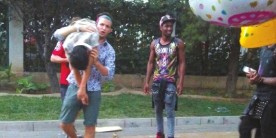 外籍男子當(dāng)街肩扛、腳踏醉漢