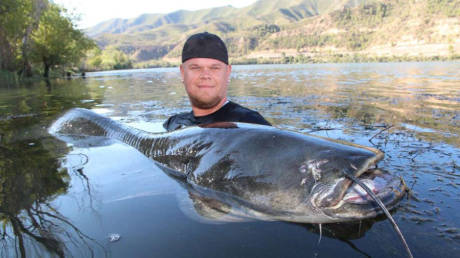 德國(guó)男子20分鐘捕獲2條巨大鲇魚(yú)