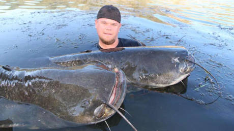 德國(guó)男子20分鐘捕獲2條巨大鲇魚(yú)