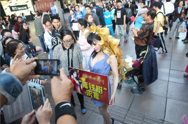 女子鬧市扮成“搖錢樹” 無人敢搖 女子鬧市扮成“搖錢樹” 無人敢搖