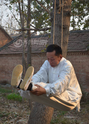 山東武術(shù)達(dá)人修煉“仙人掛畫” 山東武術(shù)達(dá)人修煉“仙人掛畫”