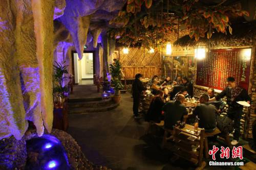 重慶現“溶洞”style火鍋館受追捧