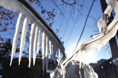 北京一水管爆裂形成冰掛景觀 北京一水管爆裂形成冰掛景觀