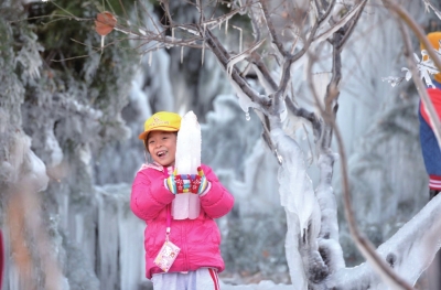 北京一水管爆裂形成冰掛景觀 北京一水管爆裂形成冰掛景觀