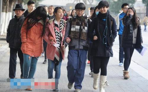 四川藝考現(xiàn)場:一大波美女云集 四川藝考現(xiàn)場:一大波美女云集