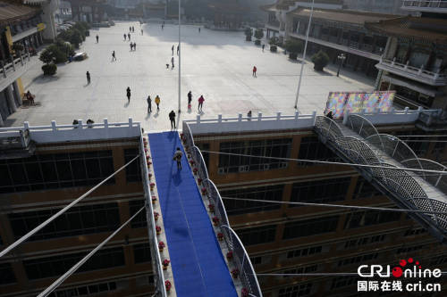 重慶現(xiàn)“最?！笨罩羞B廊 離地68.5米