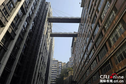 重慶現(xiàn)“最?！笨罩羞B廊 離地68.5米