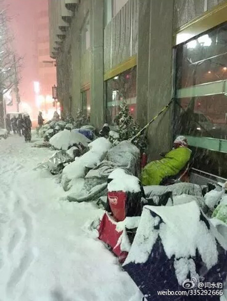 日本果粉雪夜排隊 警察拍肩確認(rèn)死活