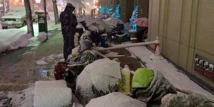 日本果粉雪夜排隊 警察拍肩確認(rèn)死活