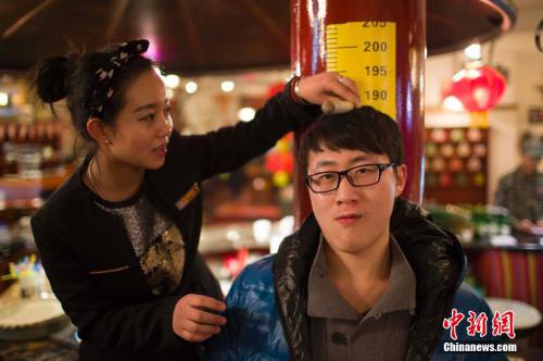 山西太原一餐廳憑身高打折招攬生意 山西太原一餐廳憑身高打折招攬生意