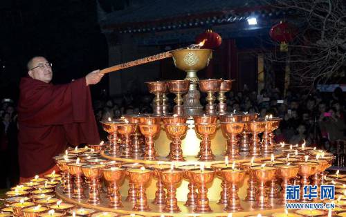 西安民眾點(diǎn)燃萬(wàn)盞酥油燈祈福新春