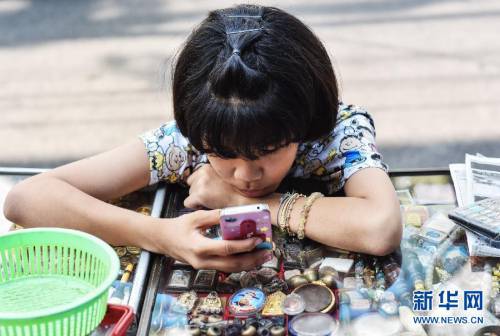 曼谷街頭的護(hù)身符市場(chǎng) 曼谷街頭的護(hù)身符市場(chǎng)