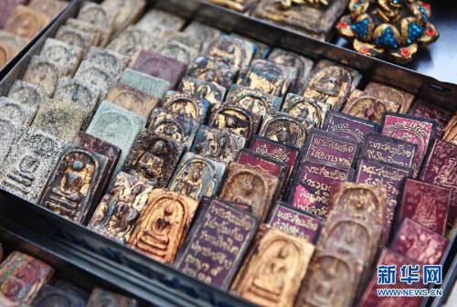 曼谷街頭的護(hù)身符市場(chǎng) 曼谷街頭的護(hù)身符市場(chǎng)