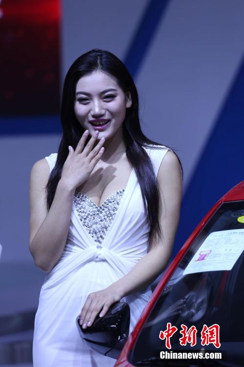 鄭州國際車展開幕 嫩模走秀引圍觀 鄭州國際車展開幕 嫩模走秀引圍觀
