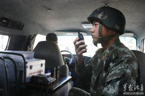 長(zhǎng)安街武警：全副武裝執(zhí)勤 最矮1米8