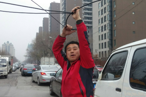 線纜被刮斷影響交通 沈陽(yáng)昨現(xiàn) 線纜被刮斷影響交通 沈陽(yáng)昨現(xiàn)