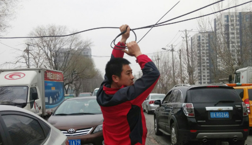 線纜被刮斷影響交通 沈陽(yáng)昨現(xiàn) 線纜被刮斷影響交通 沈陽(yáng)昨現(xiàn)