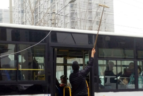 線纜被刮斷影響交通 沈陽(yáng)昨現(xiàn) 線纜被刮斷影響交通 沈陽(yáng)昨現(xiàn)