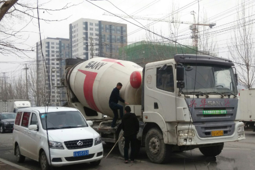 線纜被刮斷影響交通 沈陽(yáng)昨現(xiàn) 線纜被刮斷影響交通 沈陽(yáng)昨現(xiàn)