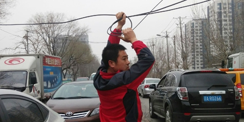 線纜被刮斷影響交通 沈陽(yáng)昨現(xiàn) 線纜被刮斷影響交通 沈陽(yáng)昨現(xiàn)