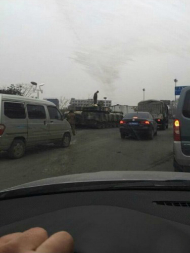 坦克追尾汽車瞬間 坦克追尾汽車瞬間