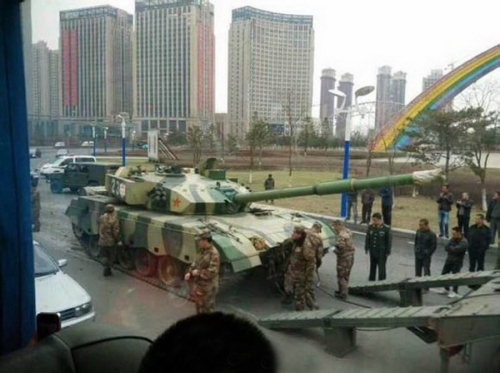 坦克追尾汽車瞬間 坦克追尾汽車瞬間