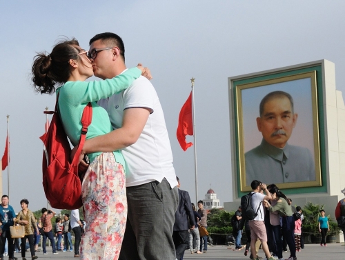 孫中山巨幅畫(huà)像亮相天安門(mén)廣場(chǎng)