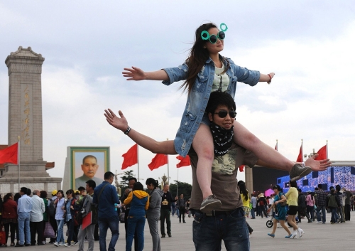 孫中山巨幅畫(huà)像亮相天安門(mén)廣場(chǎng)