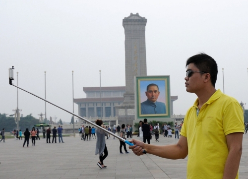 孫中山巨幅畫(huà)像亮相天安門(mén)廣場(chǎng)