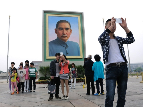 孫中山巨幅畫(huà)像亮相天安門(mén)廣場(chǎng)
