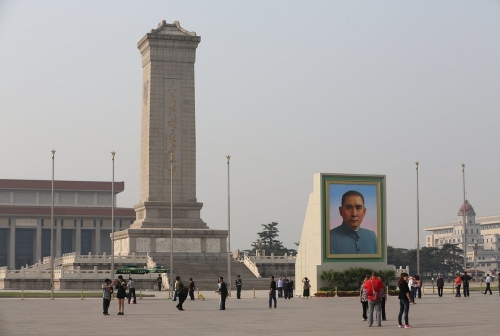 孫中山巨幅畫(huà)像亮相天安門(mén)廣場(chǎng)