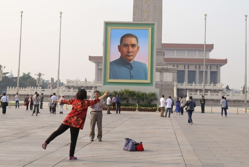 孫中山巨幅畫(huà)像亮相天安門(mén)廣場(chǎng)