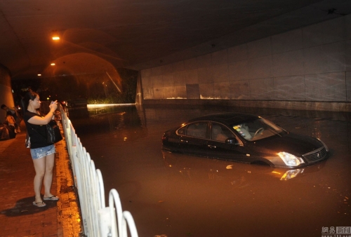 廣州多地出現(xiàn)水浸堵車