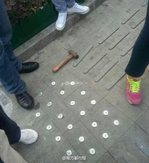 女子過路闖紅燈遭協(xié)管員鐵錘爆頭