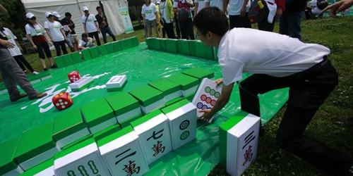 武漢市民開打巨型麻將 武漢市民開打巨型麻將