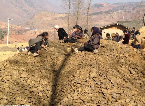 四川村民盜挖南紅瑪瑙遺留的深坑 四川村民盜挖南紅瑪瑙遺留的深坑