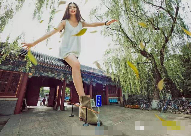 大學畢業(yè)爭拍創(chuàng)意照 北大女生化身巨人 大學畢業(yè)爭拍創(chuàng)意照 北大女生化身巨人