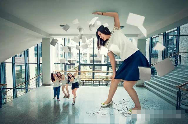 大學畢業(yè)爭拍創(chuàng)意照 北大女生化身巨人 大學畢業(yè)爭拍創(chuàng)意照 北大女生化身巨人