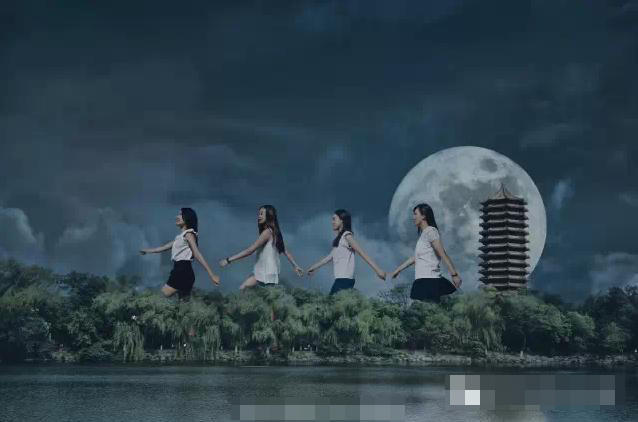 大學畢業(yè)爭拍創(chuàng)意照 北大女生化身巨人 大學畢業(yè)爭拍創(chuàng)意照 北大女生化身巨人