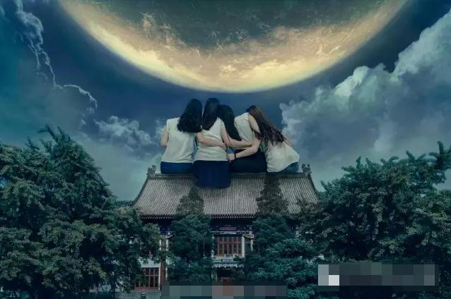 大學畢業(yè)爭拍創(chuàng)意照 北大女生化身巨人 大學畢業(yè)爭拍創(chuàng)意照 北大女生化身巨人