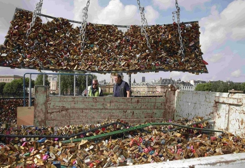 巴黎拆除藝術(shù)橋10萬把“愛情鎖”