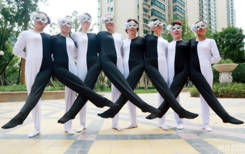 河南大媽自編“錯(cuò)覺廣場舞” 河南大媽自編“錯(cuò)覺廣場舞”