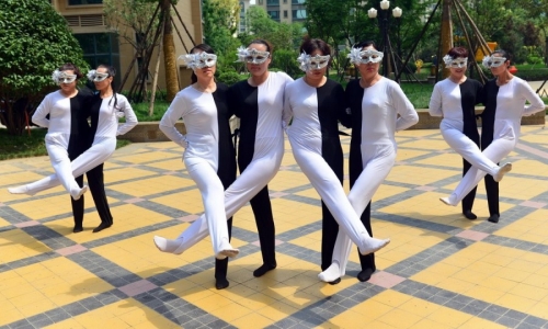 河南大媽自編“錯(cuò)覺廣場舞” 河南大媽自編“錯(cuò)覺廣場舞”