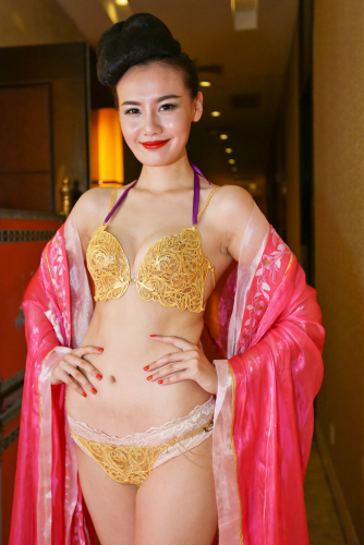 鄭州黃金內(nèi)衣秀現(xiàn)場(chǎng) 每套價(jià)值400萬元