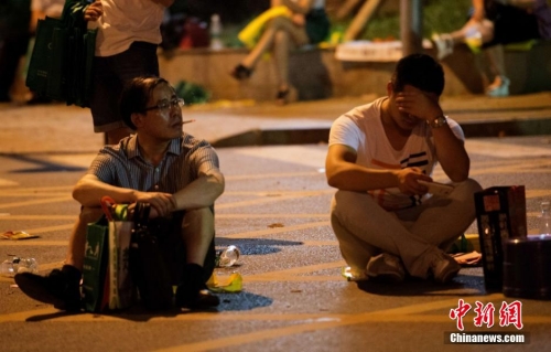 長沙家長為孩子讀高中通宵排隊(duì)