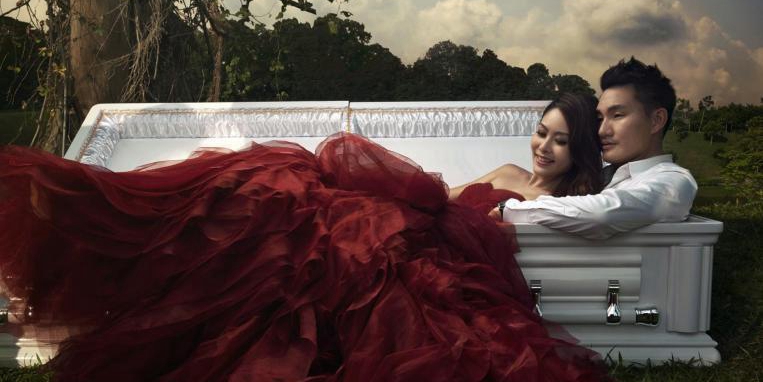 新加坡準(zhǔn)夫婦拍攝棺材主題婚紗照 新加坡準(zhǔn)夫婦拍攝棺材主題婚紗照