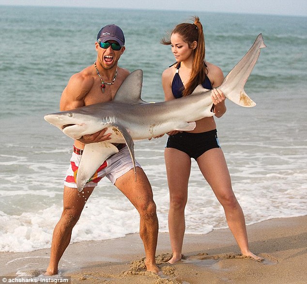 男子徒手抓鯊魚走紅網絡